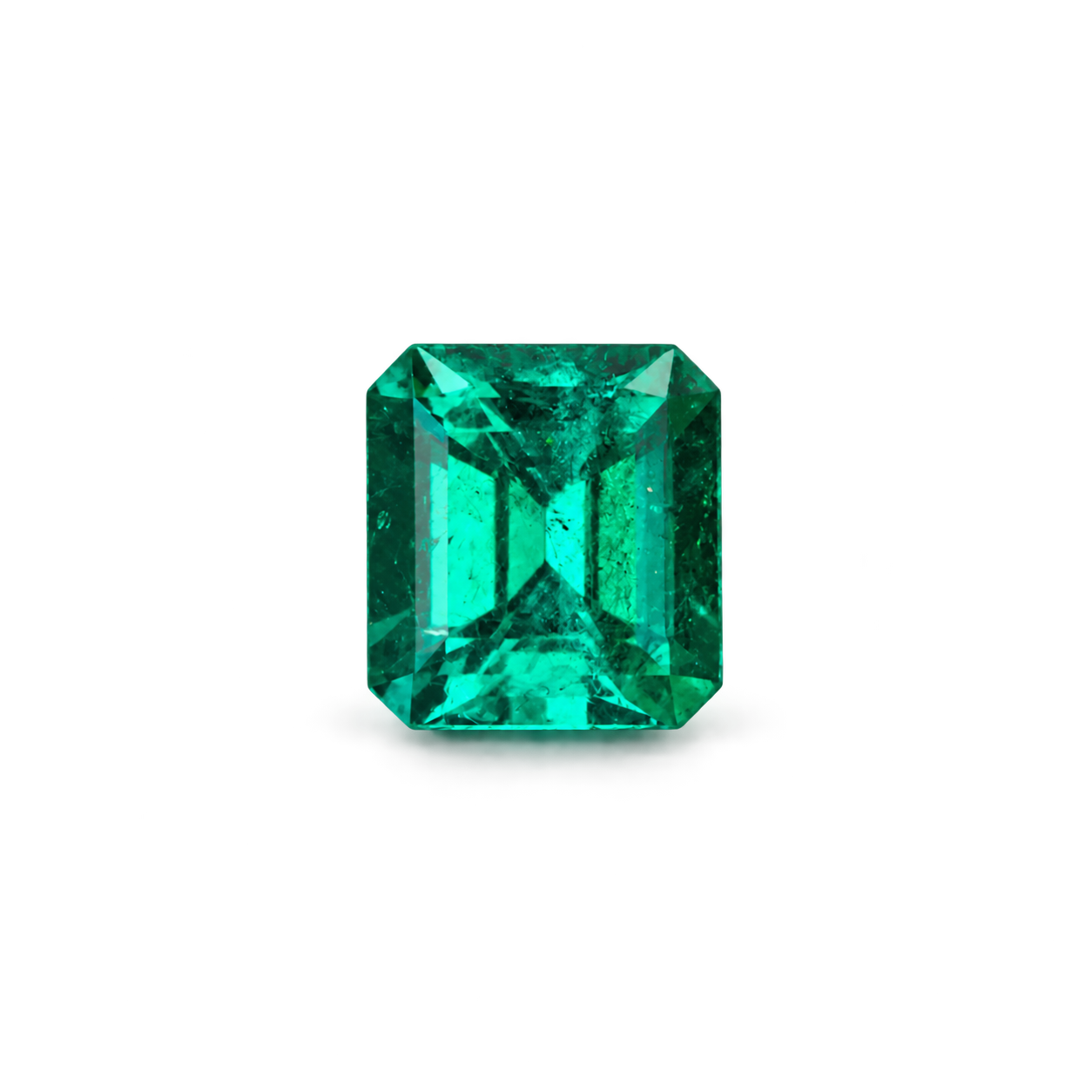 Emerald gemstone selected for custom jewelry by Studio ALOI Dubai